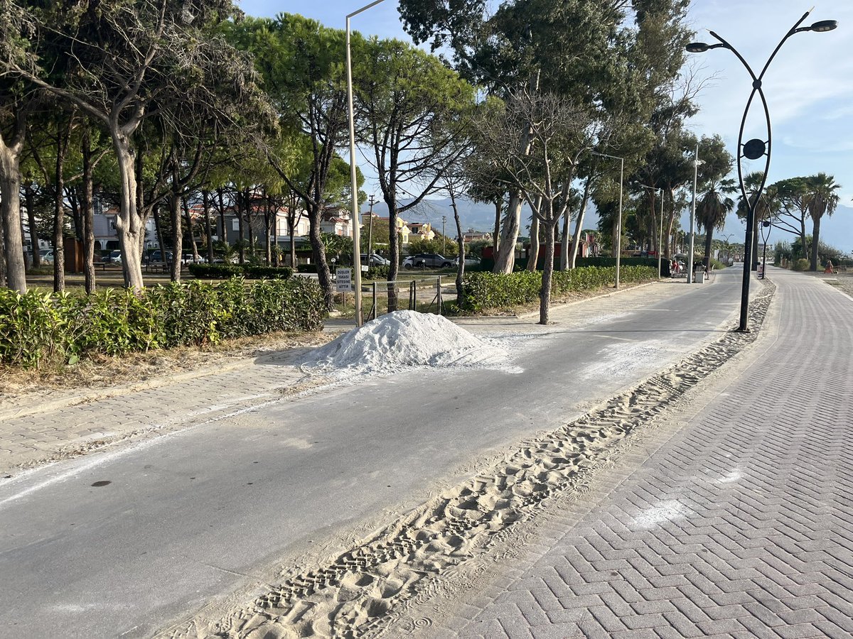 journalistmert's tweet photo. Bugün bu fotoğrafları Kuşadası Soğucak Sahili’nde çektim. Bisiklet yoluna bir site tarafından dökülen çimento, sitenin sökülen çitlerinin demirleri paslı halde yine bisiklet yolu kenarında bırakılmış. Bir başka fotoğrafta aynı sahilde bulunan çöplerden. 

@KusadasiBel’in iletişim hattı Güvercin Masa’yı aradım. Umarım bu durumlarla ilgilenirler. Kamu’nun alanına kimsenin müdahale etmesine izin verilmez.