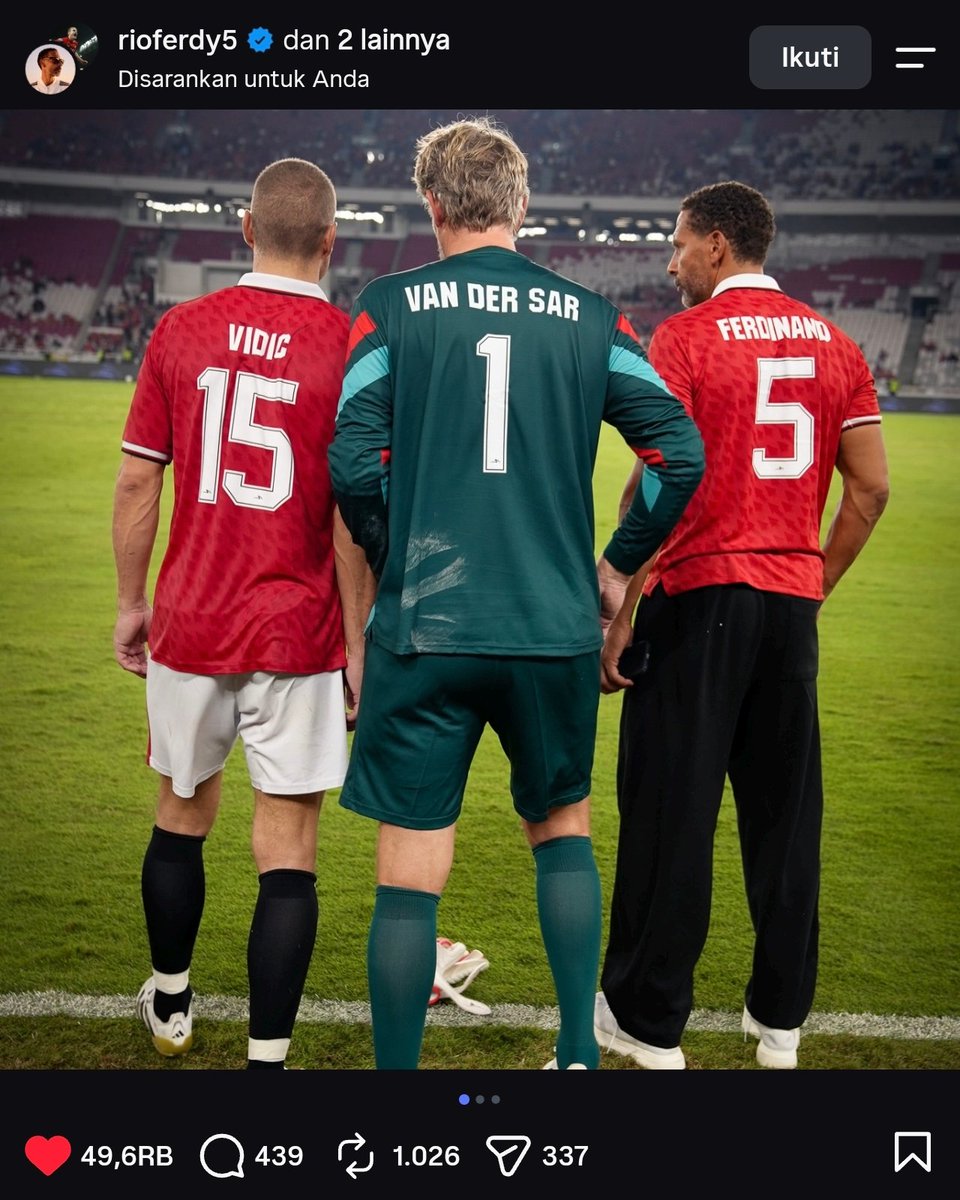 utdreign's tweet photo. Rio Ferdinand posting foto di Stadion GBK bareng Vidic dan Van der Saar.

Kalo liat foto mereka ini agak sedih gimana gitu yak..

Karena harusnya foto ini diambil tahun 2009 dengan ribuan penonton memenuhi GBK. 

Akh tapi sayang, digagalin sama teroris asal negeri jiran.

Apa jangan-jangan teroris tersebut fans City kali ya?
