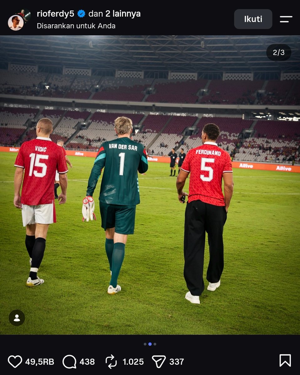 utdreign's tweet photo. Rio Ferdinand posting foto di Stadion GBK bareng Vidic dan Van der Saar.

Kalo liat foto mereka ini agak sedih gimana gitu yak..

Karena harusnya foto ini diambil tahun 2009 dengan ribuan penonton memenuhi GBK. 

Akh tapi sayang, digagalin sama teroris asal negeri jiran.

Apa jangan-jangan teroris tersebut fans City kali ya?