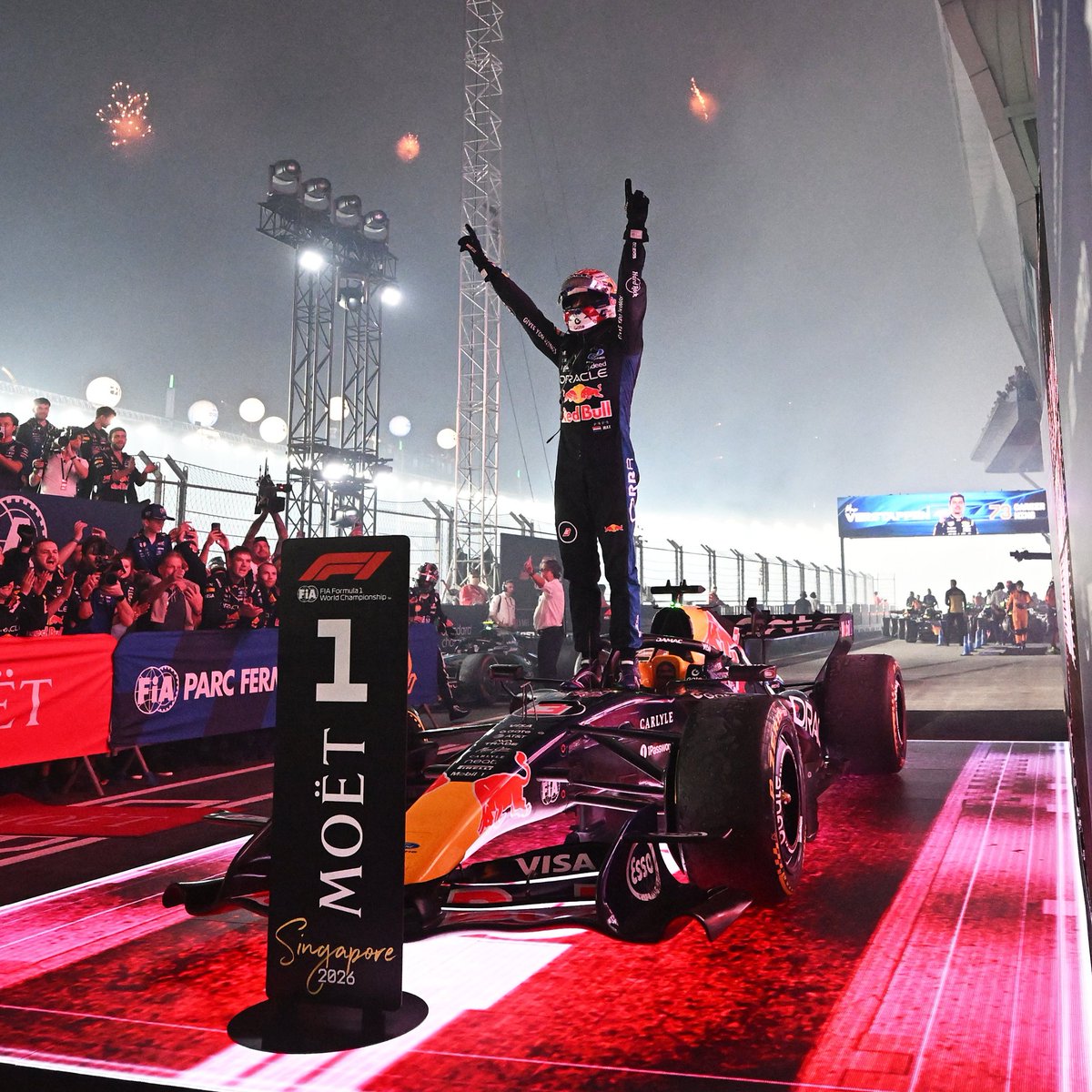 F1GuyDan's tweet photo. 🤯 The maximum amount of points a driver could score on a race weekend is 33. Only one driver has managed to accomplish that this season.

Max Verstappen in Singapore.

Driver #3 rediscovers 33. It's perfect. https://t.co/TX3rzKk2XF