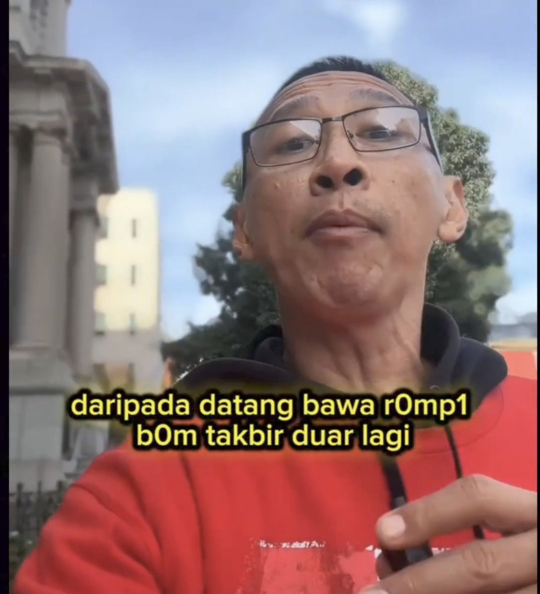 MiskinTV_'s tweet photo. Ga kapok2 ni Permadi Arya menyudutkan Umat Islam.

Liat saja pernyataan dia terkait isu yg lagi ramai soal turis asing - turis lokal dan soal isu boikot bali.

Kalimat yang sungguh provokatif dan menyudutkan:
"....... Lagian kita kan tahu itu umat mana.Bali itu terkenal seantero jagat dunia, gak ngaruh kalau diboikot sama segelintir umat problematik. Justru bagus kalau mereka mau jauh-jauh dari Bali! Daripada datang bawa rompi bom, takbir, duar lagi."

Kenapa harus bawa2 isu agama sampai menyebut soal Takbir juga???
 https://t.co/UtqJRqIFT0