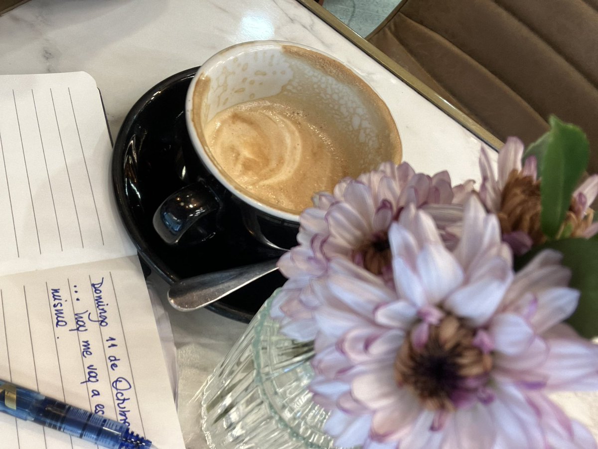 _paulizu's tweet photo. Uds escriben en una libreta sus ideas, sentimientos, propósitos y arrepentimientos? … hoy saqué mi libretita junto a un café y no puedo parar de escribir … 💬 
#Inspirada #ConFe #DiarioSecreto 
Hoy me escribo a mi misma con amor … 🌸 https://t.co/J6LzzPqVAI