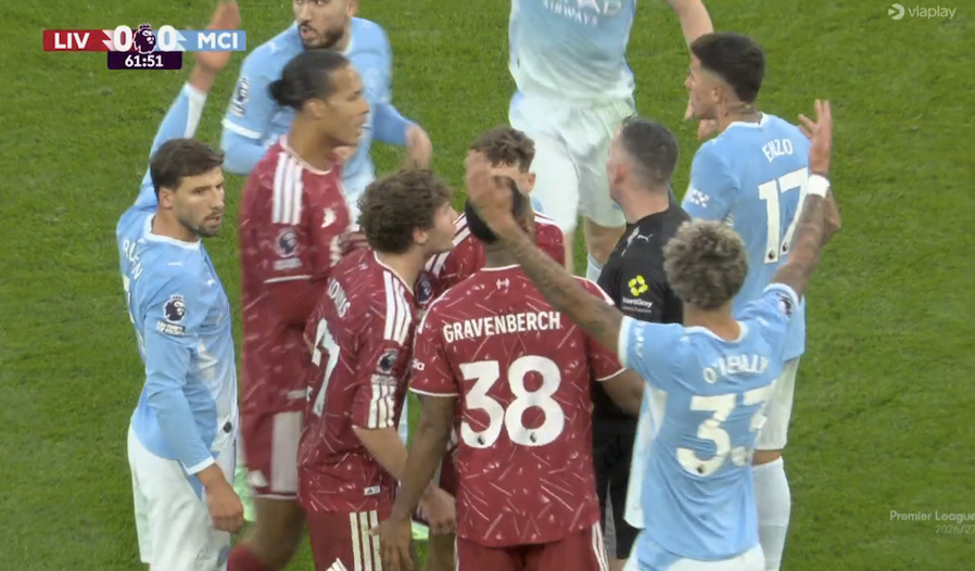 TouchlineX's tweet photo. 🚨 𝗕𝗥𝗘𝗔𝗞𝗜𝗡𝗚: Anfield is screaming: "CHEATS! CHEATS! CHEATS! CHEATS!" after Gravenberch got a red card. https://t.co/MyF1XNCDcV