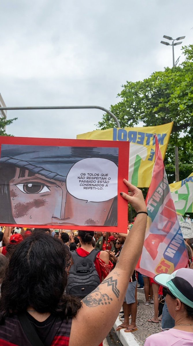 esperanzacostaa's tweet photo. Caminha pró Lula em Niterói com a mais mais Nico Robin do chapéus de palha! 
Viva o Lula! Viva One Piece! 
#LULA13JÁ https://t.co/n9QkgQVwon