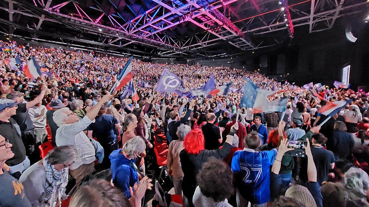 Goldenretour's tweet photo. 10000 personnes au meeting de JL.Mélenchon à Clermont..!
Parfois,j’ai honte d’être Français quand je vois tous ces gens aduler cette crapule ! https://t.co/HI1hfqmRv4
