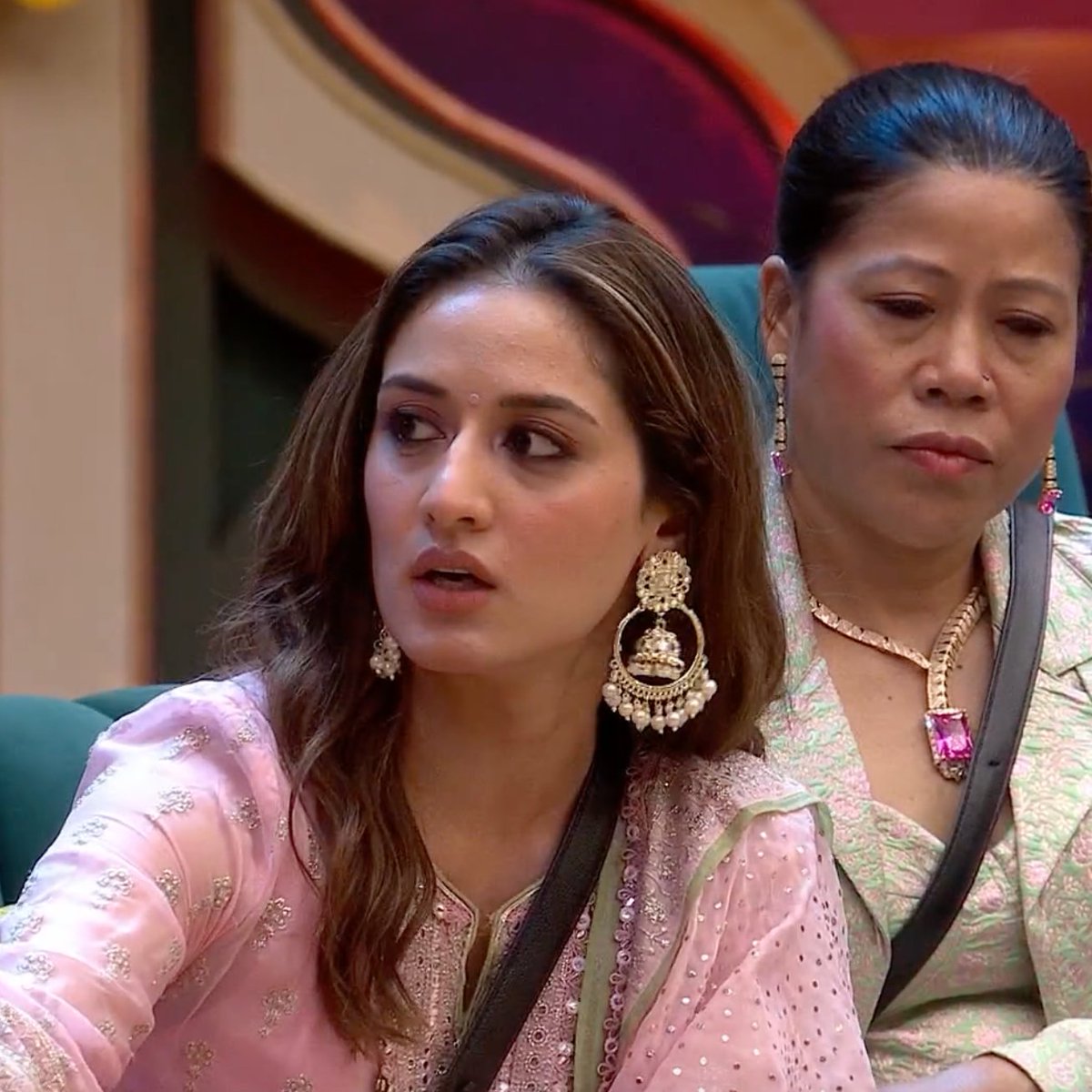 BollySpy's tweet photo. #BiggBoss20 | #SalmanKhan Bashes #UditiSingh For Not Standing For #QaziTouqeer In Fight With #YungDSA And #ScoutOp・ 

Aap Hai Kiske Sath?
RT --> Qazi
LIKE --> Uditi Singh https://t.co/tAz1hPQgDC