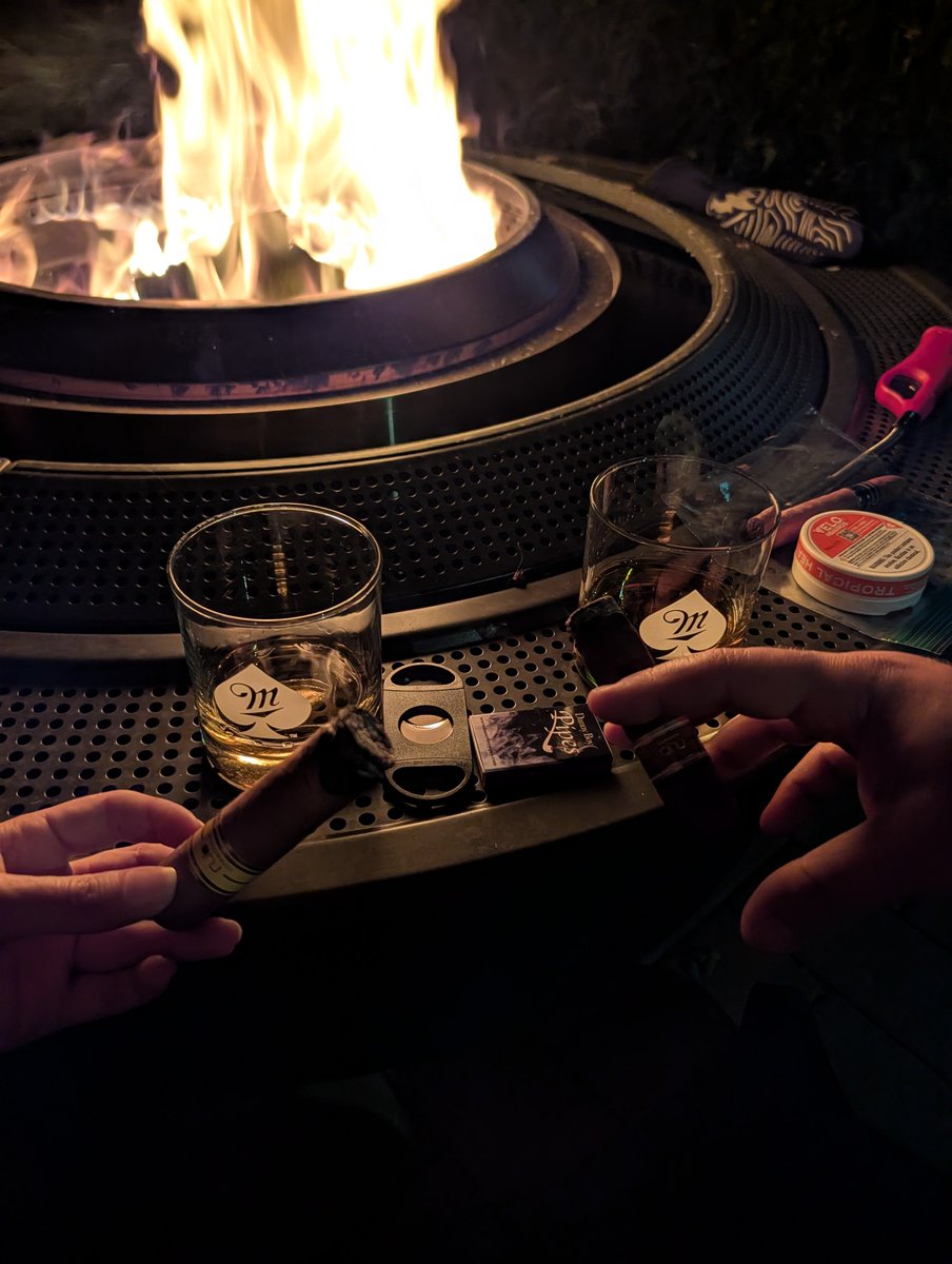hallows_ev's tweet photo. #zachtop and #cigars kinda weekend :> https://t.co/VWV2Efzohb