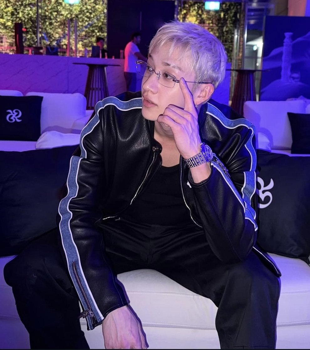 bnchnspup's tweet photo. all that's missing is chngbn on his knees, blinking up at chn as he mouths at his bulge and feels up his thighs https://t.co/W23zcpR1Nn