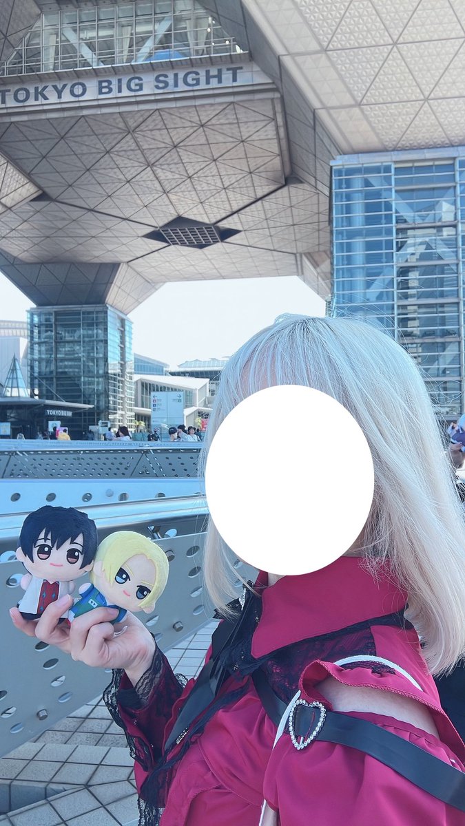 toa_ngsn's tweet photo. 東京ビックサイト前で唯一自撮り出来たやつと、ポップアップ行った時の写真出します！特典ランダムだと普段は南雲全然出ないのに今回は等身で出てビックリした！

飲み物は南雲は現地で、シンのドリンクはお持ち帰りでゆっくり飲みました！ https://t.co/i22F38N6PJ