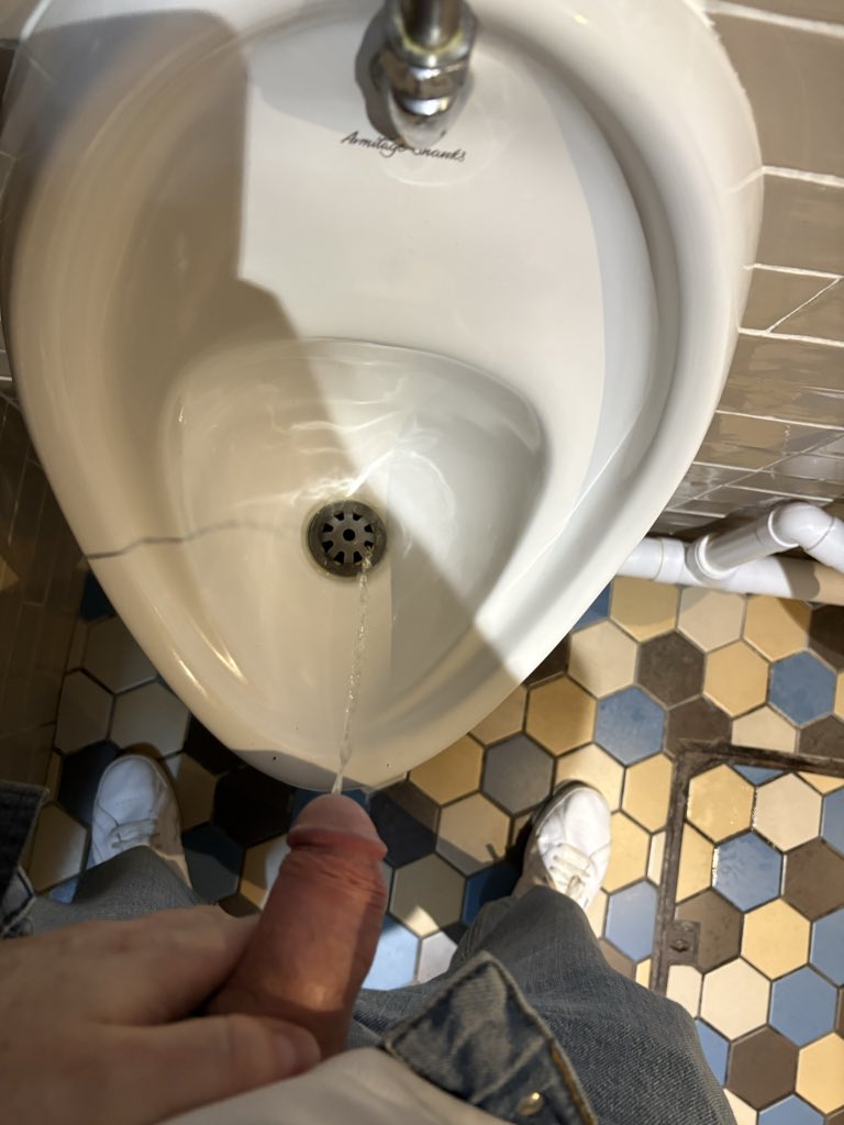 HardHelixx's tweet photo. Quick slash in the pub toilets 👌🏼 https://t.co/u12cik99zy