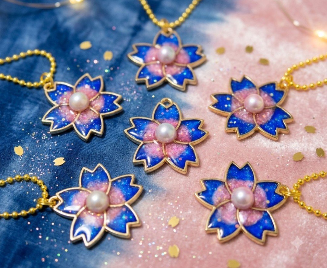 Alicia_Henyo's tweet photo. #存在しない花が咲いてる
#365DIYtheme
#ハンドメイド好きさんと繋がりたい
#レジン
画像は���掲です｡
花に見えなくもないクローバー🍀と夜桜🌸イメージの作品です｡
夜桜の作品は春によく製作します｡
クローバーはモールド破損?でもう製作は出来ないです｡
良い(クローバーの)モールドないかなぁ｡ https://t.co/Vzx1gcmV2c