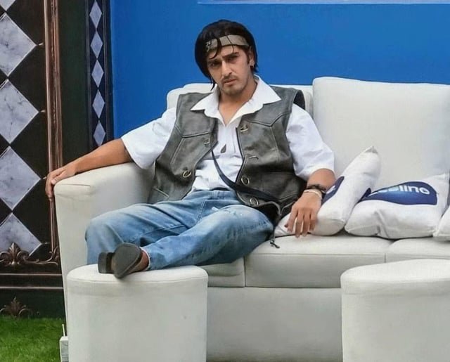 AawaraHoon44102's tweet photo. You may not show it, but we feel every silent tear and every lonely moment. Qazi, the public’s love is bigger than the house’s hate. Stay unbreakable.
WE FEEL YOUR PAIN QAZI
 #QaziTouqeer #BiggBoss20 https://t.co/nGcxZ7fEc5