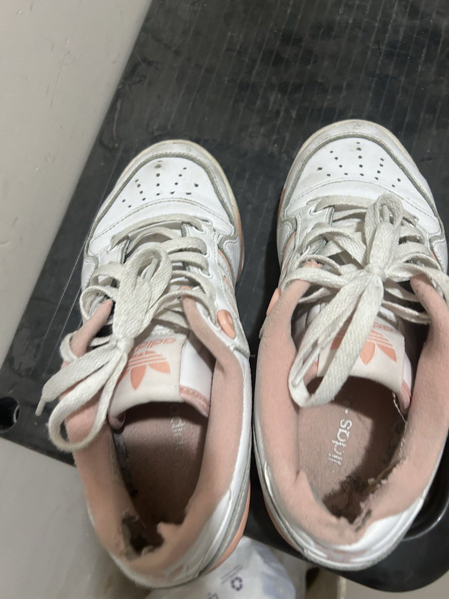 sahibeasuu1's tweet photo. Yıpranmış hor kullanılmış eski kokulu adidas satılıktır. Sadece ciddi alıcılar yazsın. Adres bilgisini atıp aldım diyene hayırlı olsun 5000₺ https://t.co/Ch9NJyg0X6