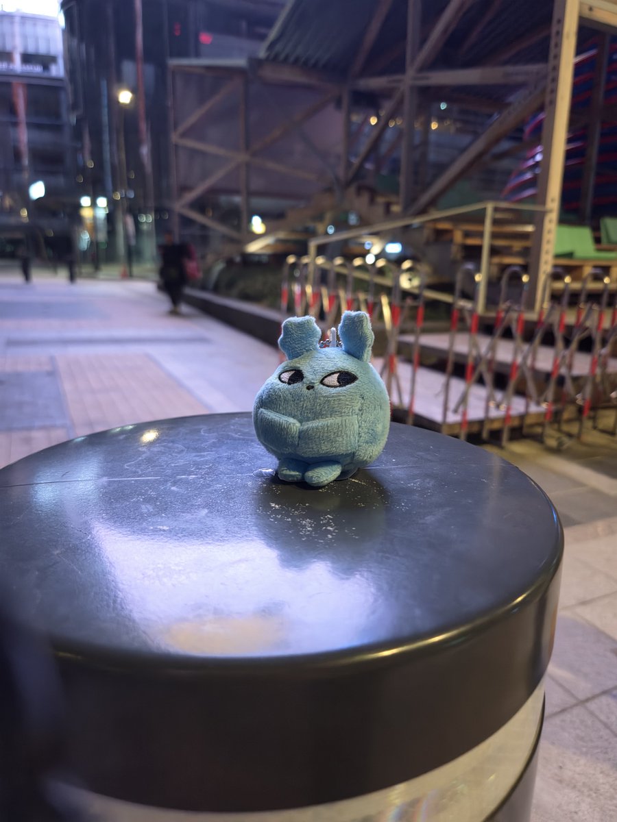 bin_sonn's tweet photo. 청계천 시작지점 쪽 볼라드에 덩그러니 넘겨진 인형 https://t.co/CNqrxcGNmY