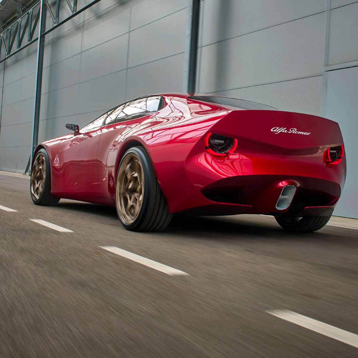 italpassion's tweet photo. Voici le concept Alfa Romeo Cuorerosso que je verrai demain en vrai. 
- coupé 2+2
- Long de 4 700 mm, large de 1 980 mm et haut de seulement 1 331 mm, avec un empattement de 2 930 mm
- un poids de 1 750 kg
- suspension pneumatique
- système de freinage Brembo carbone-céramique
- moteur Full Hybrid V6 2.9 associé à une transmission intégrale Q4
- un arbre de transmission en fibre de carbone.
