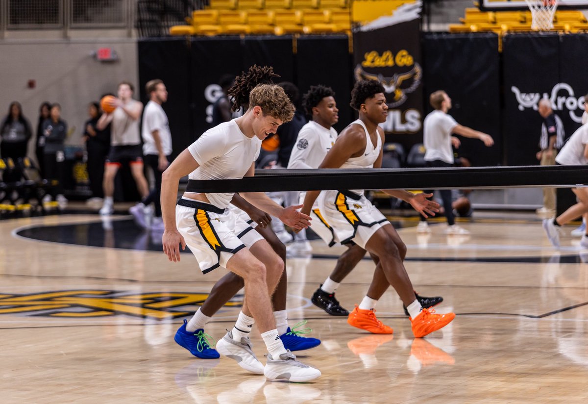 KSUOWLSMBB's tweet photo. Almost that time⏰

#SOLID | #HootyHoo 🦉🏀 https://t.co/SRPGW0WMcJ
