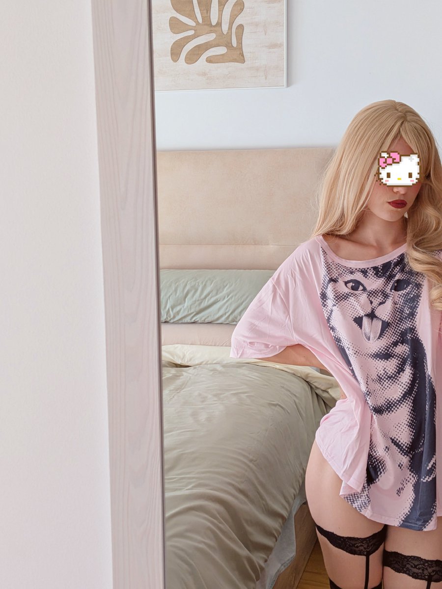 astridbloomm's tweet photo. Camiseta oversize y tanga, lo mejor para estar por casa, a que si? Las medias ya son puro vicio https://t.co/R6BeTJiqob