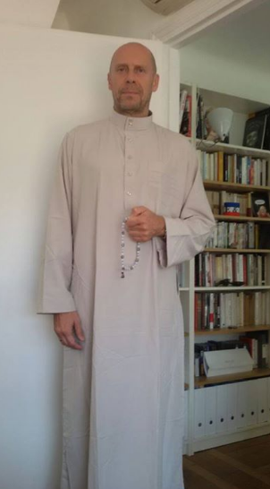 dobsky33's tweet photo. Votre post est islamophobe ! Alain Soral vêtu d'un qamis beige et tenant un tasbih (chapelet musulman) à la main.
Ce n'est pas de l'IA, c'est authentique, Soral a lui même publié cette photo. https://t.co/dsIKKF6j24