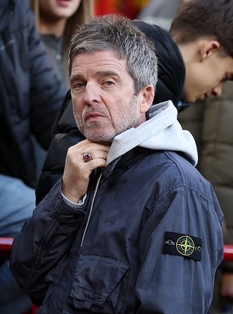 OasisMania's tweet photo. Noel Gallagher in the away stand at Anfield ⚽️

📷 Robbie Jay Barratt / Michael Regan https://t.co/4q90cSwUSM
