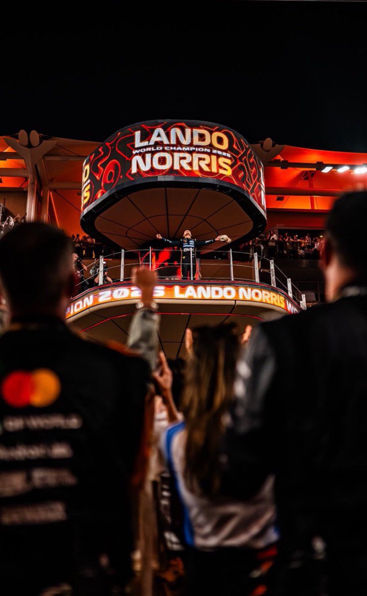 LNBR4T's tweet photo. lando es uno de los 35 campeones de la formula 1 de un total de 782 pilotos que han sido parte del deporte y eso nunca se borrará de la historia ❤️‍🩹 https://t.co/4WWKzNCcmR