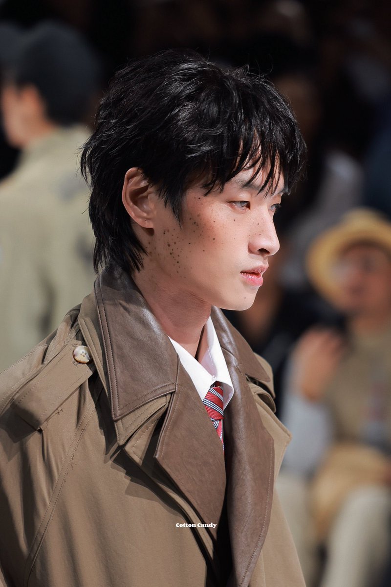 ray_slxm's tweet photo. I’m glad Boss still gets to still model coz that face and physique is still needed on the runway 🤍🍀 

BOSS AT SIAM PARAGON BIFW26
#27FRIDAYXBOSSIRR
#bossirr https://t.co/kY2UmWN38t