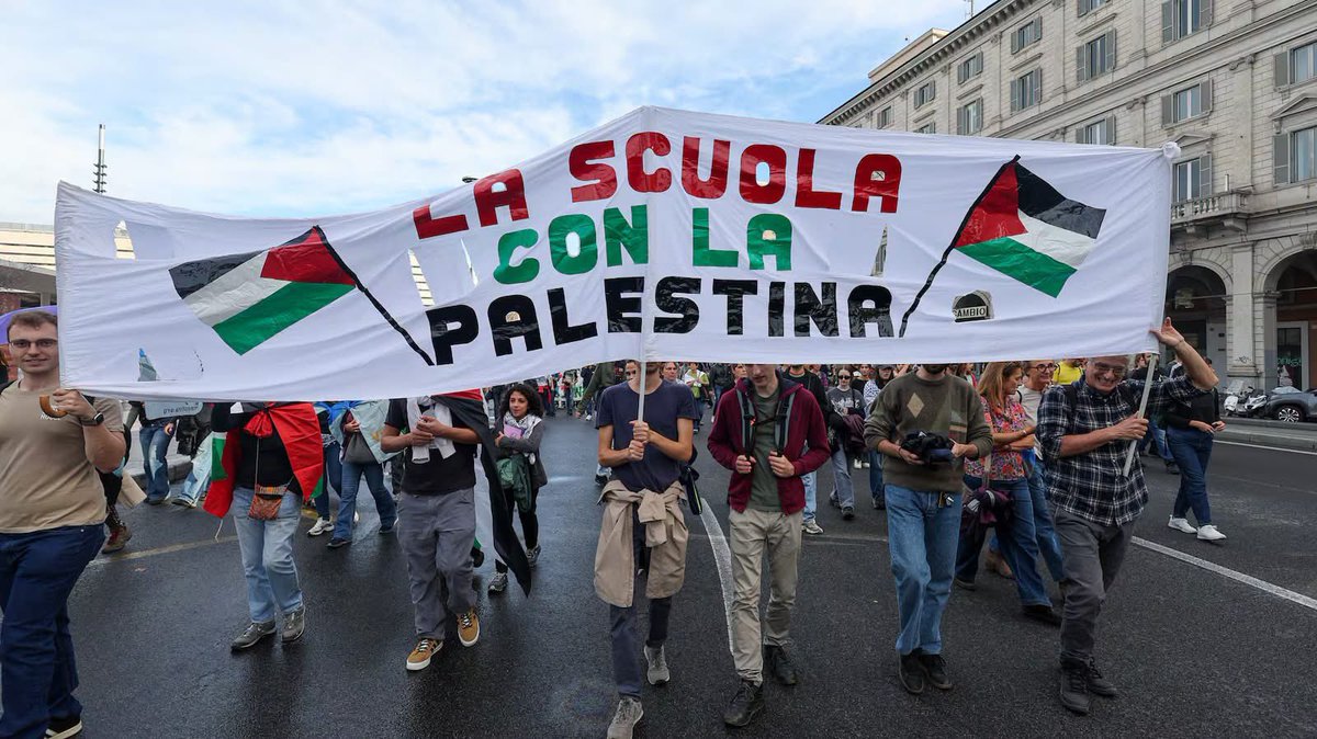 ninabecks1's tweet photo. Ma a Reggio Emilia non si vergognano???? Che schifo!!!
@RegioneER 

Progetto Dreyfus 

REGGIO EMILIA, LA SCHEDATURA DEGLI INSEGNANTI EBREI: COSTRETTI A RINUNCIARE AL VIAGGIO PER IL DIKTAT ANTI-ISRAELE | di Pina Sereni

Cento insegnanti ebrei hanno annullato un viaggio di studio a Reggio Emilia dopo che è stato chiesto loro di firmare un documento in cui prendevano le distanze all’occupazione israeliana di Gaza. Lo riferisce Jewish Insider. Secondo il portale, il gruppo di educatori del ‘Paradigm Project’ sarebbe dovuto arrivare in Italia da Israele e Stati Uniti per partecipare, da oggi e fino a venerdì, a un programma di approfondimento del cosiddetto "Metodo Reggio Emilia" per la prima infanzia, un approccio pedagogico adottato da tempo da numerose scuole materne ebraiche. L’iniziativa però sarebbe stata contestata da alcuni genitori dell’organizzazione Reggio Children, secondo cui alcuni dei partecipanti erano sostenitori delle azioni dell’esercito israeliano a Gaza.

Da qui la richiesta di sottoscrivere una dichiarazione. “Prendo le distanze dall’occupazione di Gaza e dalla violazione dei diritti dei bambini e degli esseri umani nei territori occupati e in ogni altra parte del mondo”, recitava il testo secondo il Jewish Insider. Il "Paradigm Project" lo ha ritenuto inaccettabile. “Le nostre identità sono state rese pubbliche e i nostri profili social personali e istituzionali sono stati esaminati e presentati come prova del nostro sostegno a Israele e all’Idf”, ha dichiarato Pesha Kletenik, responsabile della Manhattan Day School e tra le educatrici che avevano programmato di partecipare.

Il Paradigm Project ha dunque deciso di annullare il viaggio e ne ha informato Reggio Children, con una lettera inviata il 7 ottobre, anniversario degli attacchi terroristici di Hamas del 7 ottobre 2023. L’organizzazione ha spiegato che il viaggio era stato progettato esclusivamente per consentire agli insegnanti di apprendere dal Metodo Reggio Emilia, ma per questo serve “un ambiente sereno e aperto” e “nell’attuale clima, non crediamo che i nostri educatori avrebbero potuto vivere l’esperienza per come era stata concepita”. Il gruppo ha comunque espresso l’auspicio che il rapporto con Reggio Children non sia stato compromesso in modo irreparabile e ha assicurato che intende proseguire il dialogo per ripensare l’esperienza e, in futuro, tornare a collaborare.

Testo | Il Tempo Quotidiano