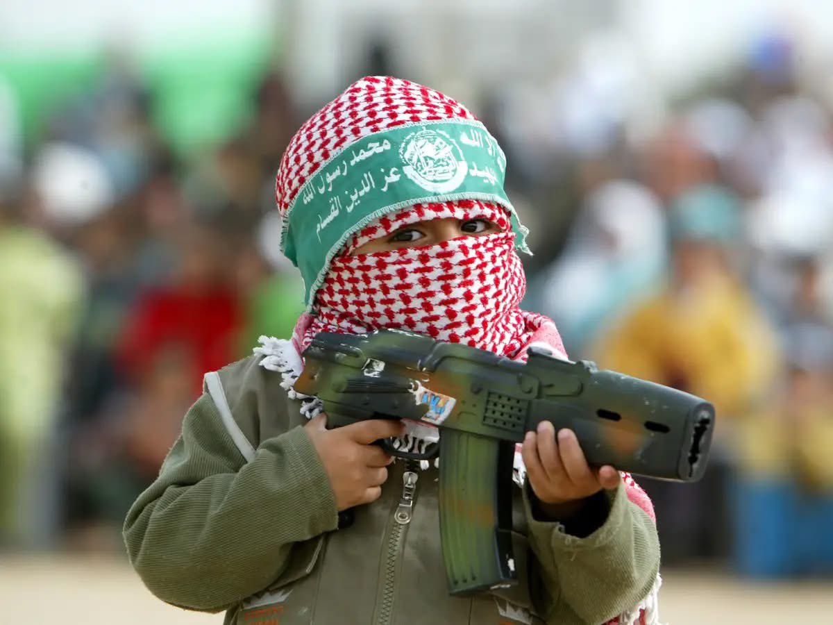 ninabecks1's tweet photo. Ma a Reggio Emilia non si vergognano???? Che schifo!!!
@RegioneER 

Progetto Dreyfus 

REGGIO EMILIA, LA SCHEDATURA DEGLI INSEGNANTI EBREI: COSTRETTI A RINUNCIARE AL VIAGGIO PER IL DIKTAT ANTI-ISRAELE | di Pina Sereni

Cento insegnanti ebrei hanno annullato un viaggio di studio a Reggio Emilia dopo che è stato chiesto loro di firmare un documento in cui prendevano le distanze all’occupazione israeliana di Gaza. Lo riferisce Jewish Insider. Secondo il portale, il gruppo di educatori del ‘Paradigm Project’ sarebbe dovuto arrivare in Italia da Israele e Stati Uniti per partecipare, da oggi e fino a venerdì, a un programma di approfondimento del cosiddetto "Metodo Reggio Emilia" per la prima infanzia, un approccio pedagogico adottato da tempo da numerose scuole materne ebraiche. L’iniziativa però sarebbe stata contestata da alcuni genitori dell’organizzazione Reggio Children, secondo cui alcuni dei partecipanti erano sostenitori delle azioni dell’esercito israeliano a Gaza.

Da qui la richiesta di sottoscrivere una dichiarazione. “Prendo le distanze dall’occupazione di Gaza e dalla violazione dei diritti dei bambini e degli esseri umani nei territori occupati e in ogni altra parte del mondo”, recitava il testo secondo il Jewish Insider. Il "Paradigm Project" lo ha ritenuto inaccettabile. “Le nostre identità sono state rese pubbliche e i nostri profili social personali e istituzionali sono stati esaminati e presentati come prova del nostro sostegno a Israele e all’Idf”, ha dichiarato Pesha Kletenik, responsabile della Manhattan Day School e tra le educatrici che avevano programmato di partecipare.

Il Paradigm Project ha dunque deciso di annullare il viaggio e ne ha informato Reggio Children, con una lettera inviata il 7 ottobre, anniversario degli attacchi terroristici di Hamas del 7 ottobre 2023. L’organizzazione ha spiegato che il viaggio era stato progettato esclusivamente per consentire agli insegnanti di apprendere dal Metodo Reggio Emilia, ma per questo serve “un ambiente sereno e aperto” e “nell’attuale clima, non crediamo che i nostri educatori avrebbero potuto vivere l’esperienza per come era stata concepita”. Il gruppo ha comunque espresso l’auspicio che il rapporto con Reggio Children non sia stato compromesso in modo irreparabile e ha assicurato che intende proseguire il dialogo per ripensare l’esperienza e, in futuro, tornare a collaborare.

Testo | Il Tempo Quotidiano