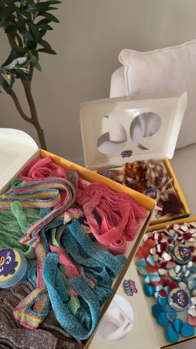 798Ol's tweet photo. قبل يومين اسولف اني احب السناكات الحامضه
واليوم القى هالبوكسات بغرفتي 
Biiiiggg loveee🥹🍬 https://t.co/oame4UcwNP
