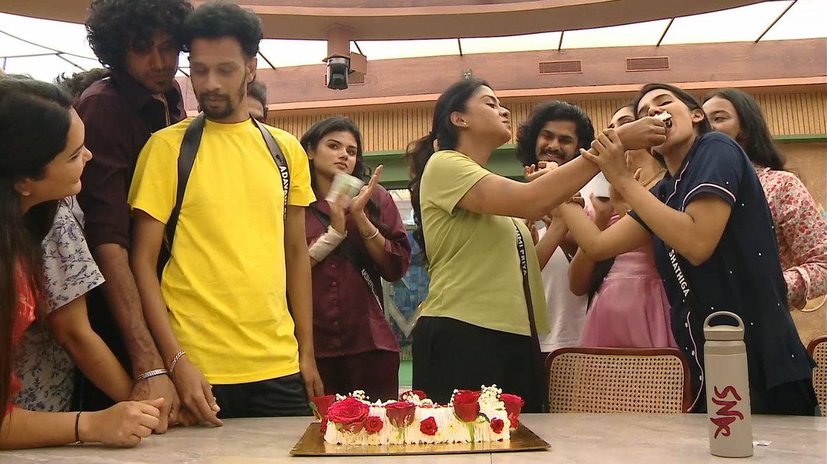 Rasigan_022's tweet photo. THAT'S FRIENDSHIP. PERIOD. 🫂❤️

#LakshmiPriya’s first cake bite for Sha 🥹❤️
#Shathiga giving the ONLY gift inside the house to #LP! 🎁🫶

Still shipping hate when the contestants themselves are showing love? 🤡

Konjamachum sense use pannunga, loosu fans! 🤦‍♂️😂

#Shathiga #LakshmiPriya #BiggBossTamil10 #BiggBossTamilSeason10