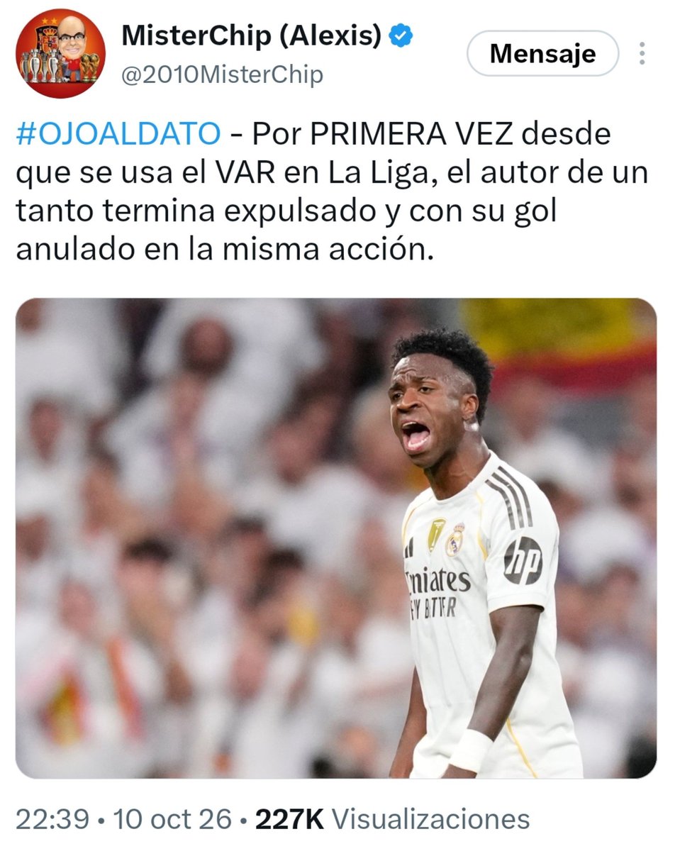 MaketoLari's tweet photo. Para sorpresa de nadie, a Luis Suárez no le expulsaron en el primer año de la implantación del VAR en La Liga tras clavar sus tacos en el antebrazo de Cuéllar y pegarle posteriormente un rodillazo en la cara. Gol legal para el CTA de la RFEF. https://t.co/3Cl44kspGs