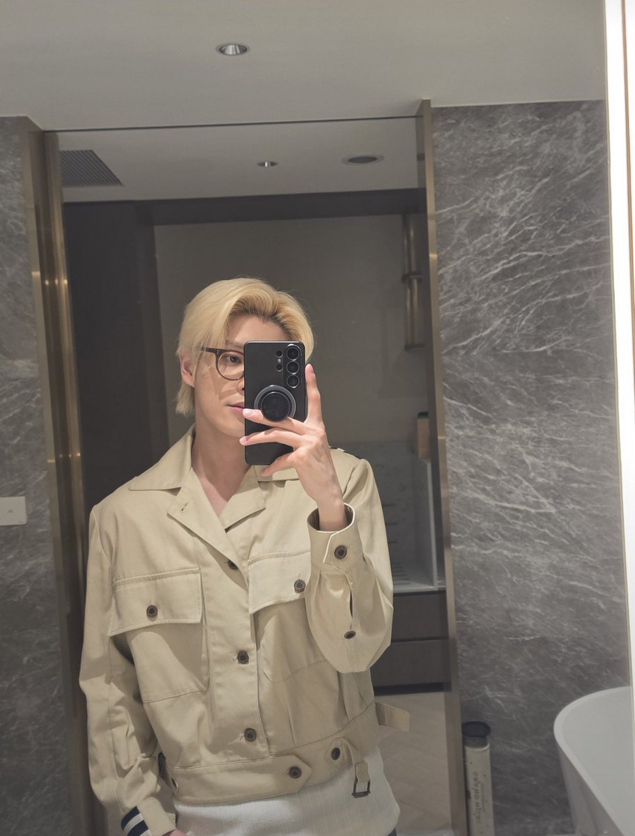 blissfullywon's tweet photo. pics he took while i was waiting in bed https://t.co/7hfLsm6PVQ