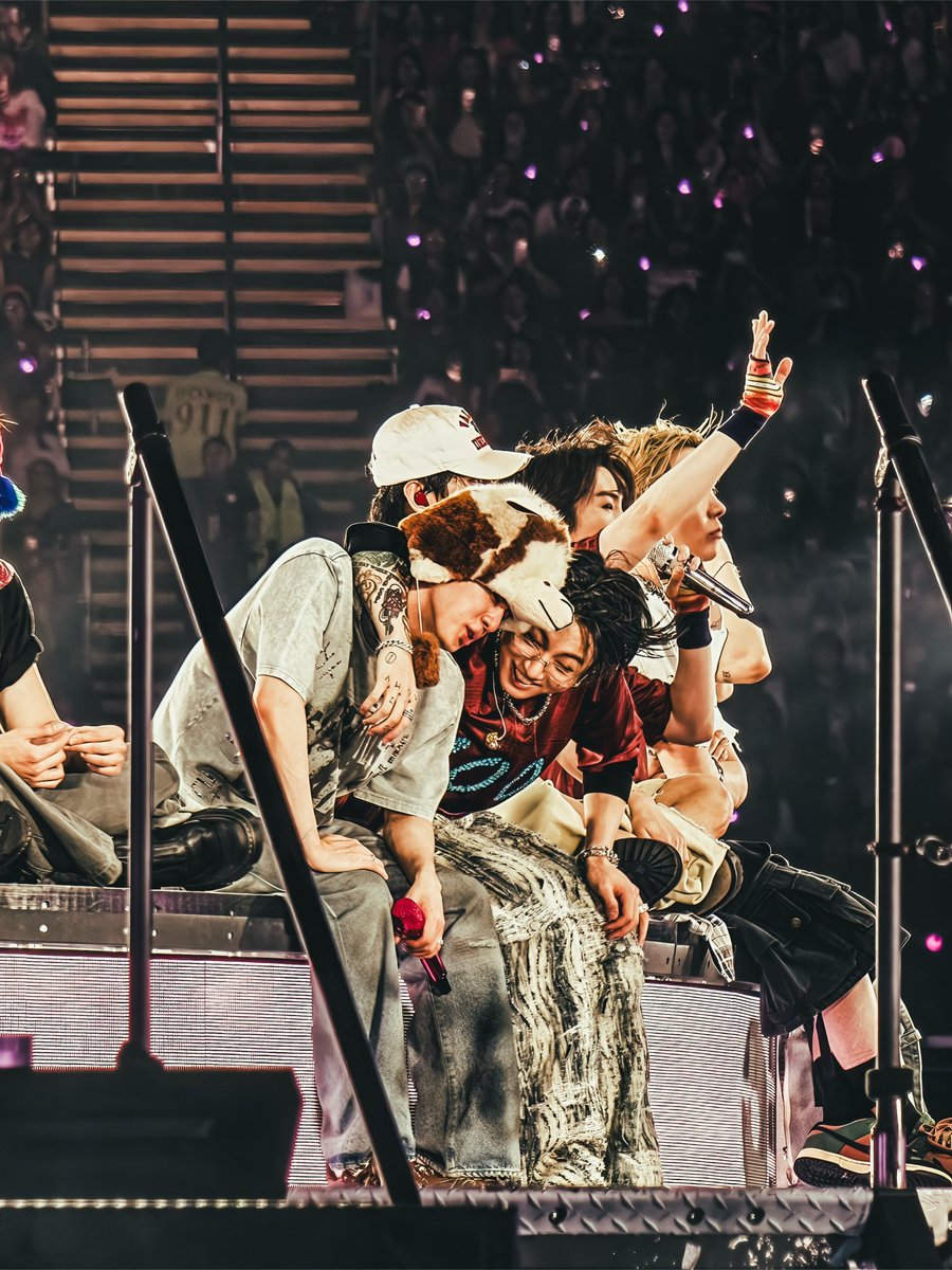 JEONKH_'s tweet photo. this genre of bts pictures https://t.co/H7JhFrYQI5