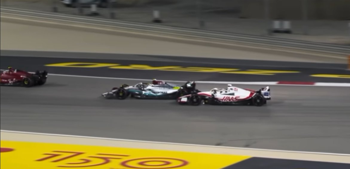 Yherevan's tweet photo. @davidmtp34 @ZOZO_DU_69 Quel horrible block pass d'Hamilton qui a obligé à Magnussen de s'écarter pour le laisser passer car c'était la seule option pour qu'il passe, mon dieu !!!! https://t.co/8yf9bCBCgF