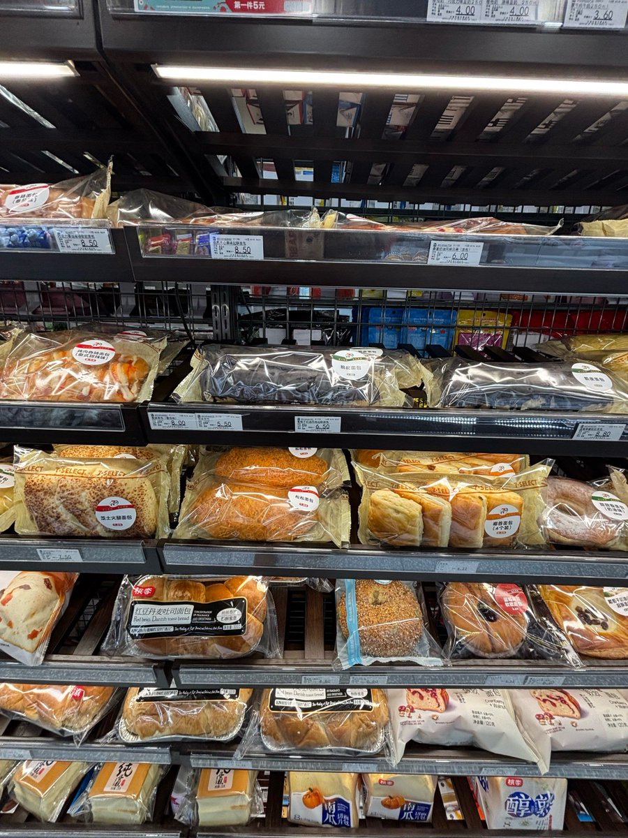 sowhta1234's tweet photo. [公園でクリームパンを買ったら、店員さんがパンにクリームを塗るのを見て、思わず2つ注文しちゃった。でも食べ過ぎでお腹がポヨン…明日はランニング簿を開こう！] https://t.co/vpvh8GuZch