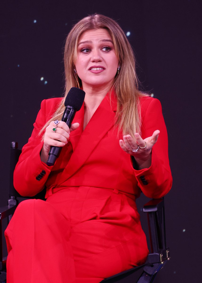Mockingjay_us's tweet photo. Kelly Clarkson blasted Brooklyn store Art of Play for treating her like Julia Roberts in 'Pretty Woman', then the store reposted and deleted a glowing review. https://t.co/CVdIdjowBb