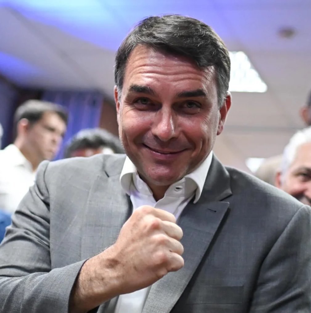 republiqueBRA's tweet photo. ✊🏻 🇧🇷 Guilherme Meirelles, ex-petista que viralizou ao aparecer revoltado com um alagamento no trânsito do Rio de Janeiro (RJ) em 2010, declara apoio a Flávio Bolsonaro no 2º turno das eleições. https://t.co/38Naa7utbG