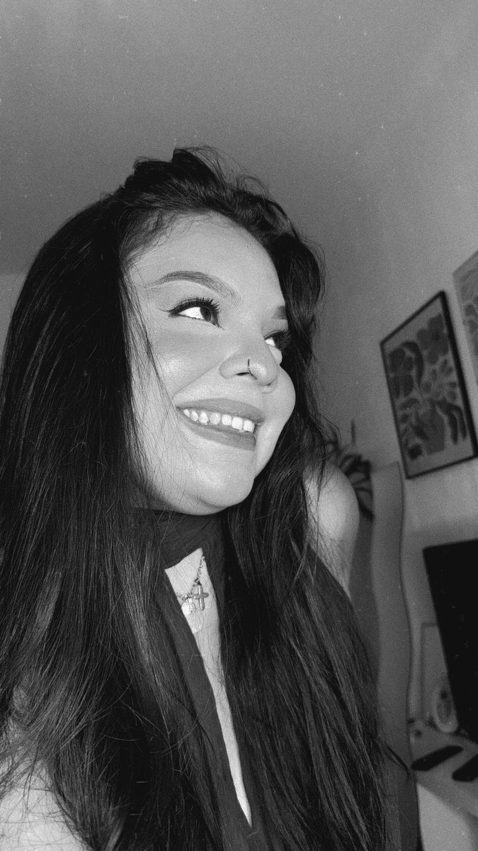MyleAraujo_'s tweet photo. Me maquille y me hice fotos. Toda una jovencita de casi 33 🙂‍↔️✨ https://t.co/weQoDnacMx