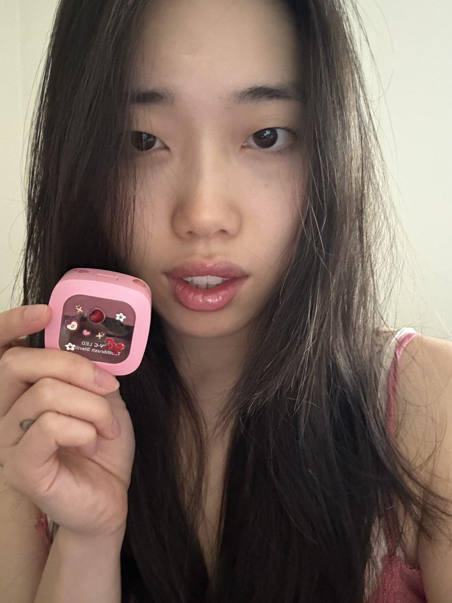 tasha_hou's tweet photo. Hey guys please buy my Peachy Clean it protects your toothbrush and is travel friendly https://t.co/vRIDnOydQ1 https://t.co/ipTbf4vh8o