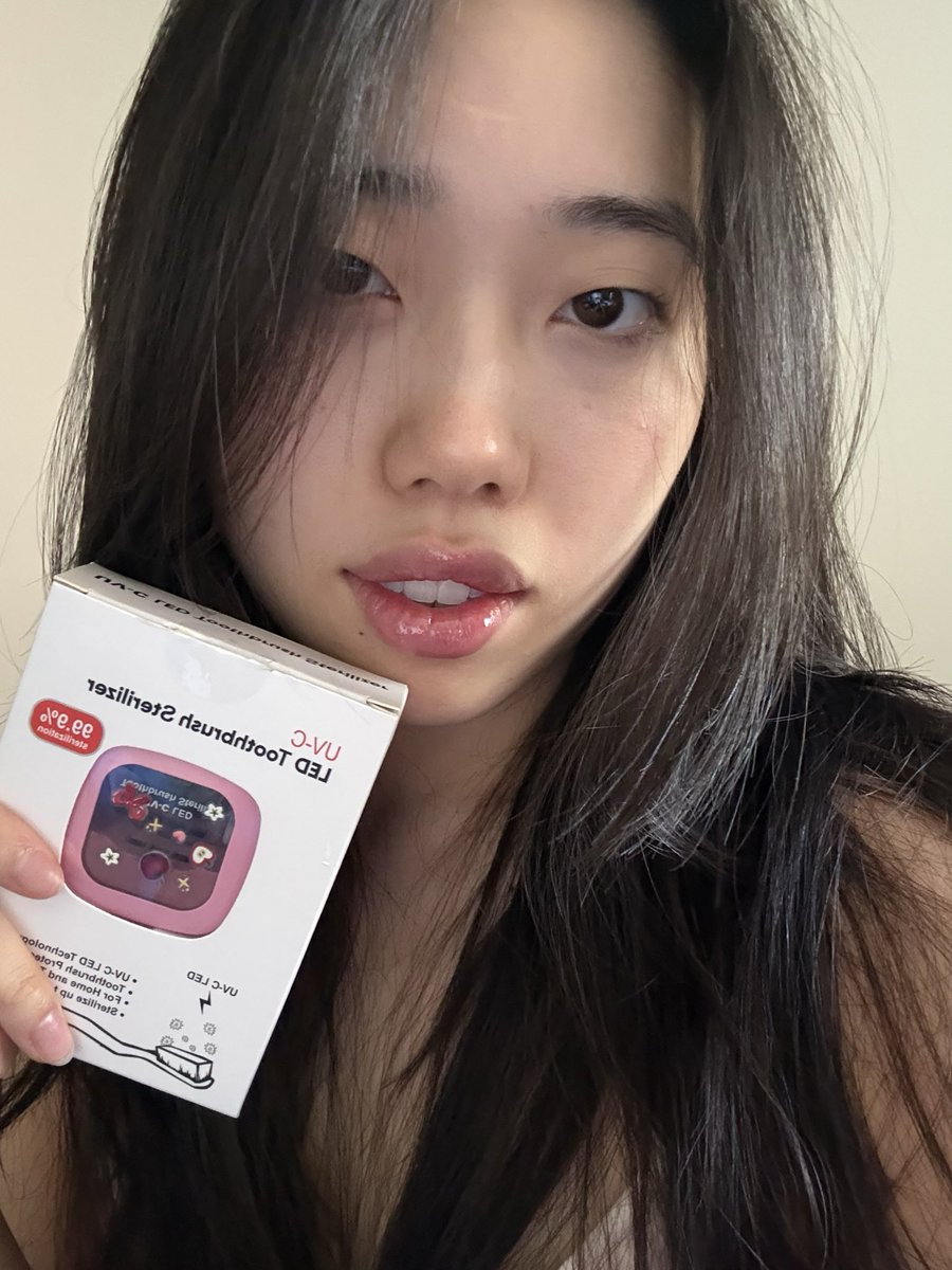 tasha_hou's tweet photo. Hey guys please buy my Peachy Clean it protects your toothbrush and is travel friendly https://t.co/vRIDnOydQ1 https://t.co/ipTbf4vh8o