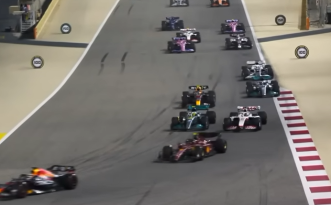 Yherevan's tweet photo. @davidmtp34 @ZOZO_DU_69 Quel horrible block pass d'Hamilton qui a obligé à Magnussen de s'écarter pour le laisser passer car c'était la seule option pour qu'il passe, mon dieu !!!! https://t.co/8yf9bCBCgF