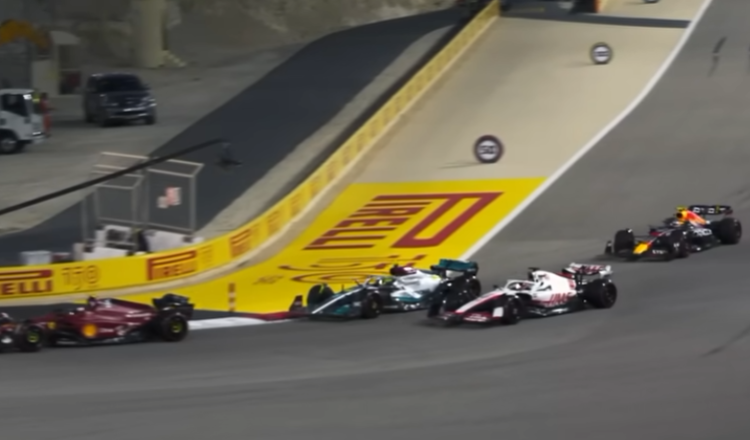 Yherevan's tweet photo. @davidmtp34 @ZOZO_DU_69 Quel horrible block pass d'Hamilton qui a obligé à Magnussen de s'écarter pour le laisser passer car c'était la seule option pour qu'il passe, mon dieu !!!! https://t.co/8yf9bCBCgF