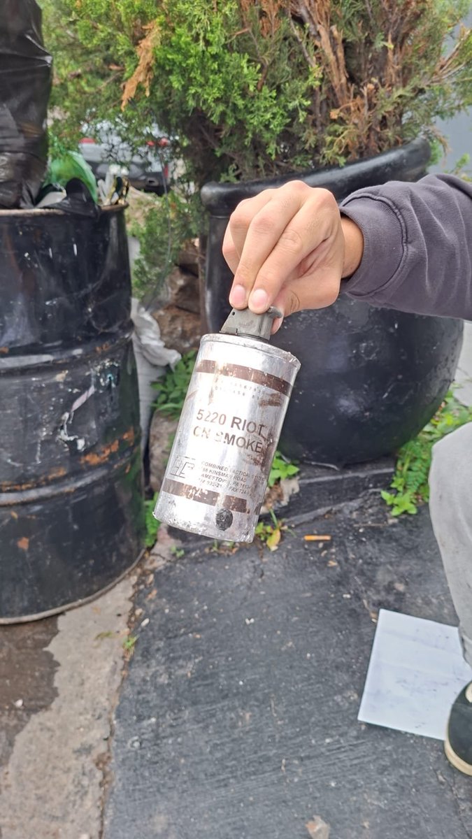 SiboneyFt's tweet photo. Cuando tengan dudas, vean esto: El bote de gas lacrimogeno que traían los polis y que manifestantes alcanzaron a recogerlo. Estoy sucedió fuera de Casa Jalisco durante la protesta por la calidad del agua. 

Crédito: Alejandra Flores. https://t.co/1U6ioct3g4