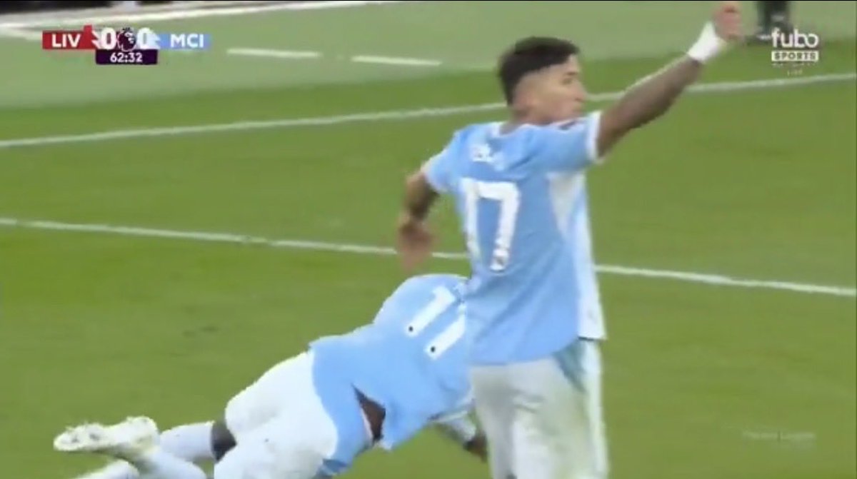 Maverick_Raw's tweet photo. @TMfutbal Didn’t Araujo get booked for this in the 1st half? https://t.co/bWviwm8YEY