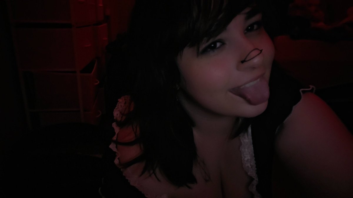 Sp00kyC4tG1rl's tweet photo. *paws at you* :3 #nsfw #petplay #catgirl #nsfwtwt #sellingcontent https://t.co/jVN7BSdXgi