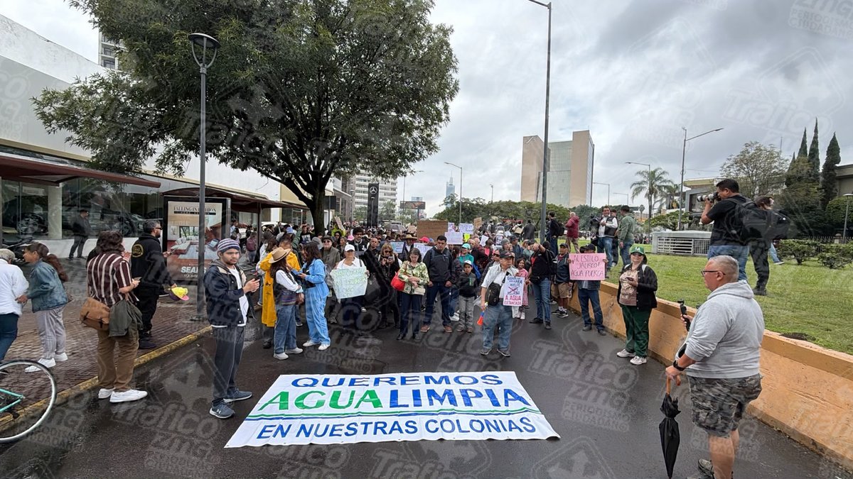 Trafico_ZMG's tweet photo. ⚠️ Manifestantes se congregan en La Minerva por la calidad del agua

Manifestantes se reúnen este mediodía de domingo en las inmediaciones de la Glorieta de La Minerva para protestar contra la calidad del agua en distintos municipios de la Zona Metropolitana de Guadalajara 🚱🥤

👉Se recomienda a la ciudadanía tomar vías alternas, ya que se prevén y registran cierres viales en la zona del Centro y en los alrededores de Casa Jalisco 🏡

#TráficoZMGPeriodismoCiudadano