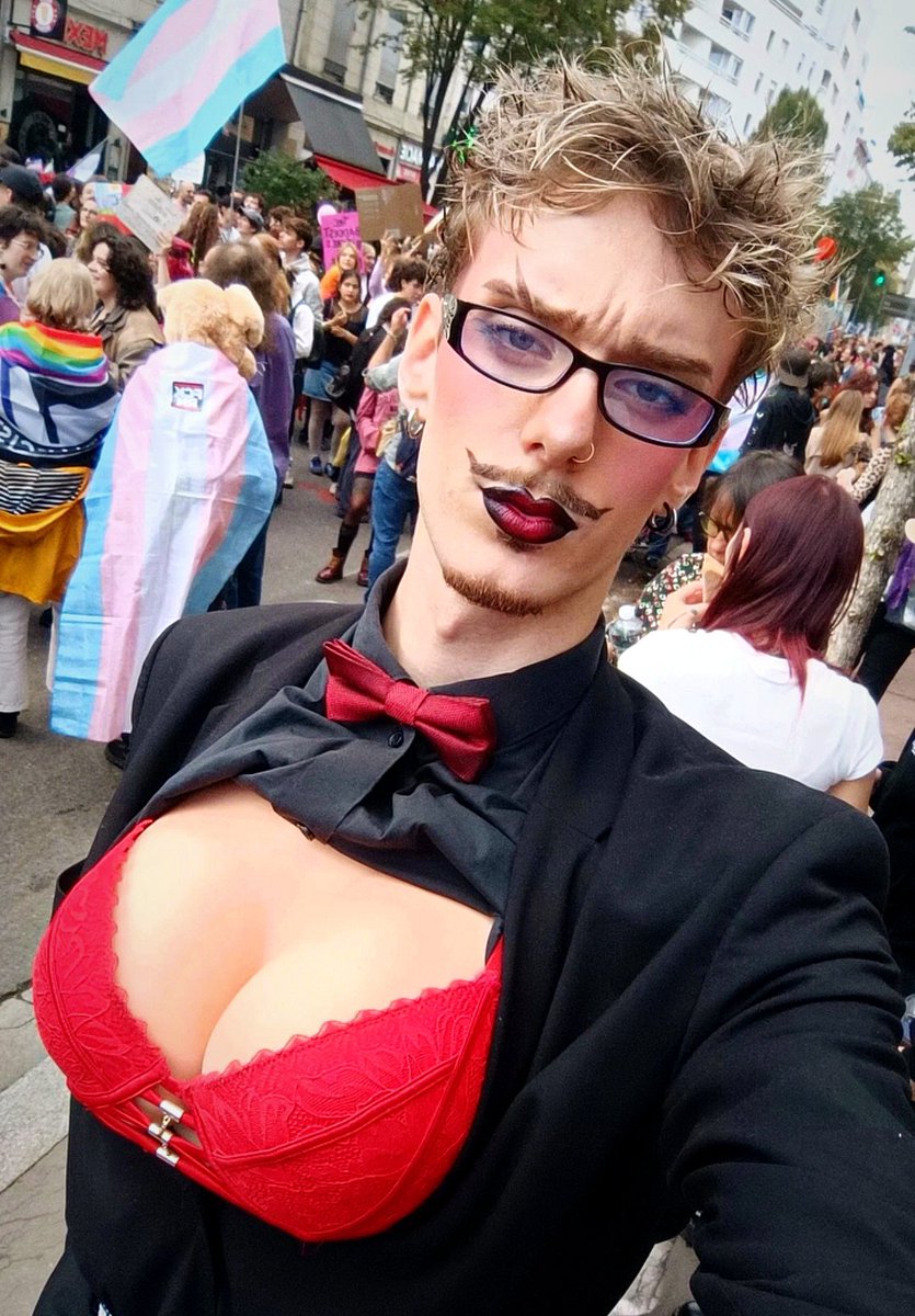 yoursluttyclown's tweet photo. Moi et 4 élèves de mon collège qui m'ont reconnu à la pride de Lyon 🙏🏻
#LGBTQIASupportStudentProtests https://t.co/C4aGC4XVOH
