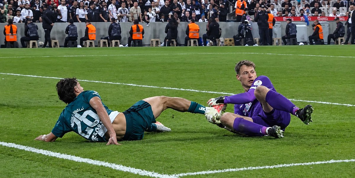 mermaid_bkt's tweet photo. harbiden yazıklar olsun ya dünyanın en net penaltısı tartışmasız kırmızı kartı Beşiktaş kazansın diye ellerinden geleni yapıyorlar https://t.co/SSiNtNqt1Q