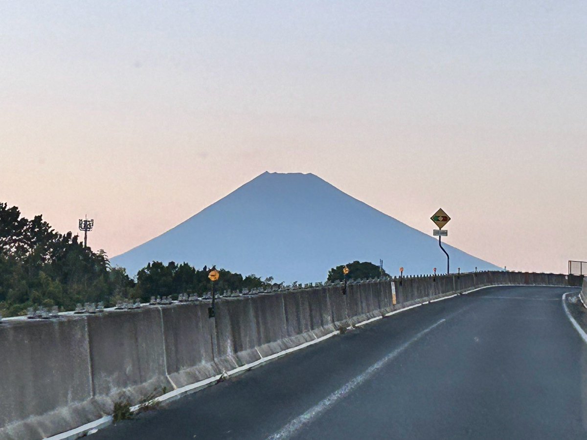 KIKU03418942's tweet photo. 孫に会いに長男夫婦のところへ
2ヶ月ぶりあった表情は(誰？この人たち？)でしたが
すぐに慣れてニッコニコ
見ていて楽しい

連休のせいか行きも帰りも移動時間3時間
ちょっと疲れたけど楽しかったねぇ

クラシックが美味い

#伊豆 #伊豆ゲートウェイ函南 #富士山 #孫 #サッポロクラシック https://t.co/q7ItlhNC2W
