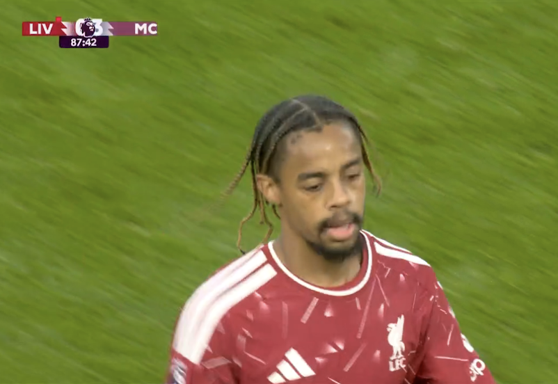 TouchlineX's tweet photo. 🚨 𝗡𝗘𝗪: Bradley Barcola has been taken off.

He has produced 0 goals and 0 assists in his first 10 games of the season in all competitions.

Liverpool paid €140M for him. https://t.co/c4s69L5Upo