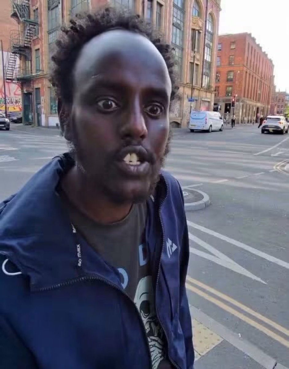 JefHugo99582's tweet photo. À VOTRE AVIS, CE MIGRANT MUSULMAN QUI VIENT D’ARRIVER CHEZ NOUS, C’EST UN MÉDECIN OU UN INGÉNIEUR ??? https://t.co/MpWPEwdtNG